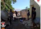 Awasi-Penggunaan-Anggaran-Dana-Desa,-Polsek-Komodo-Pantau-Langsung-Pembangunan-Jalan-Desa