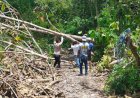 Aksi-Nyata-Bhabinkamtibmas-Bersama-Warga-Perbaiki-Akses-Jalan-yang-Terputus