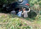 Kecelakaan-di-Jalur-Wate:-Polisi-Evakuasi-Penumpang-Travel-Terios-yang-Masuk-Jurang