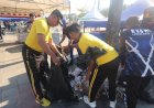 Sambut-Hari-Bhayangkara-ke-80:-Polres-Mabar-Bersama-TNI-dan-Pemda-Bersihkan-Sampah-di-Labuan-Bajo