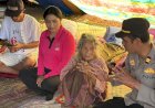 Hadir-Menyapa-Pengungsi-Gempa-Flores,-Kapolsek-Kuwus-Beri-Pasokan-Logistik-di-Kampung-Dahang