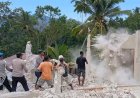 Menyapu-Puing-di-Teong-Toda:-Sinergi-Kepolisian-dan-Warga-Golo-Ndaring-Pasca-Gempa-M-7,7-Laut-Flores