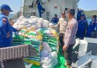 Tembus-Gelombang-Perairan-Flores,-Polres-Mabar-dan-Ditpolairud-Salurkan-2,5-Ton-Logistik-Bagi-Korban-Gempa