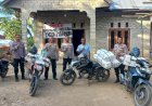 Menembus-Medan-Ekstrem,-Polisi-Naik-Motor-Salurkan-Bantuan-Kapolda-NTT-ke-Desa-Mbakung
