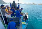 Menembus-Pesisir-Terisolasi,-Polisi-Arungi-Laut-Salurkan-Bantuan-Gempa-Flores-di-Pasir-Panjang