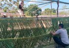 Rusak-Akibat-Gempa,-Polsek-Macang-Pacar-dan-Warga-Sulap-Daun-Kelapa-Jadi-Tenda-Sekolah-Darurat