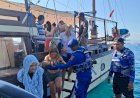 Kapal-Karam-di-Labuan-Bajo,-Polisi-Evakuasi-19-Penumpang-dan-ABK-Dengan-Selamat
