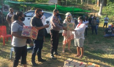 Bhabinkamtibmas-Polsek-Komodo-Kawal-Pembagian-Sembako-Bantuan-Dari-Posko-Masyarakat-Peduli-Covid-19-Labuan-Bajo