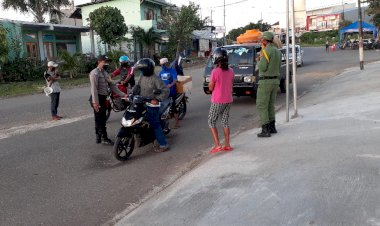Tangkal-Corona,-Bhabinkamtibmas-Bersama-Tim-Relawan-Covid-19-Desa-Batu-Cermin-Galakkan-Check-Point