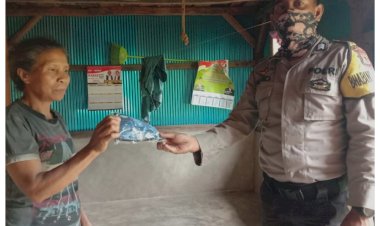 Patut-Dicontoh,-Bhabinkamtibmas-Polres-Mabar-Bagikan-Masker-ke-Warga-Binaannya