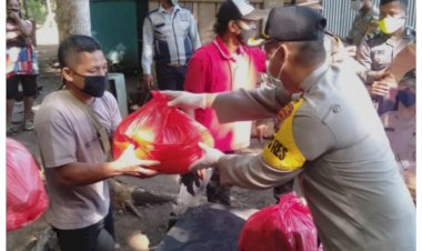 Door-To-Door,-Kapolres-Mabar-Kembali-Bagikan-Sembako-Ke-Warga-Terdampak-Covid-19