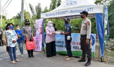 Peduli-Petugas-Check-Point-Covid-19,-Bhayangkari-Cabang-Mabar-Bagikan-300-Paket-Makanan-Buka-Puasa