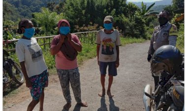 Bhabinkamtibmas-Polsek-Sano-Nggoang-Bagikan-Masker-Kepada-Warga