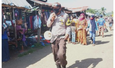 Cegah-Penyebaran-Virus-Covid-19,-Bhabinkamtibmas-Berikan-Himbauan-di-Pasar-Inpres-Terang