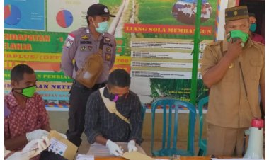 Bhabinkamtibmas-Polsek-Lembor-Amankan-Pembagian-BLT-DD