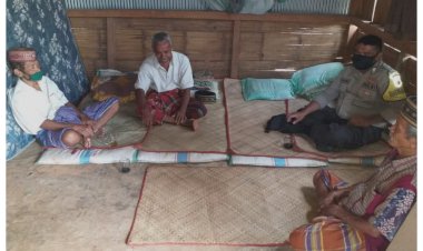 Bhabinkamtibmas-Sambang-Di-Wilayah-Binaan-Sampaikan-Pesan-Kamtibmas-Dan-Sosialisasi-New-Normal