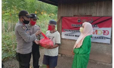 Polsek-Komodo-Bagikan-Beras-dari-Polri-ke-Masyarakat