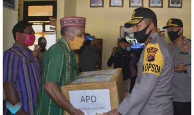 Tim-Gugus-Tugas-Covid-19-Mabar-Terima-Alat-Pelindung-Diri-(APD)-Dari-Kapolda-NTT