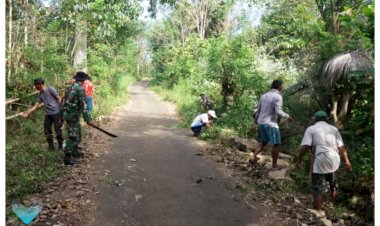 TNI-POLRI-Dan-Masyrakat-Gelar-Gotong-Royong-Bersihkan-Jalan