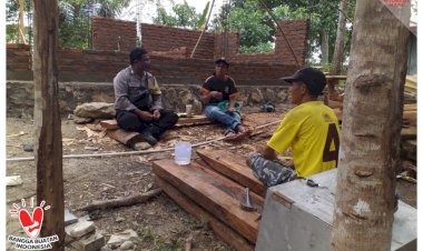 Bhabinkamtibmas-Polsek-Komodo-Berikan-Himbauan-Adaptasi-Kebiasaan-Baru