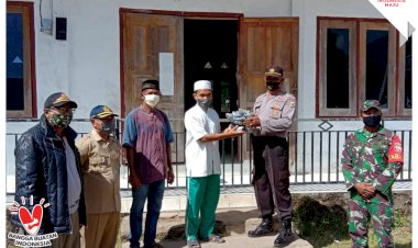 Polsek-Sano-Nggoang-Bagikan-Masker-di-Masjid-Al-Hamid-Werang