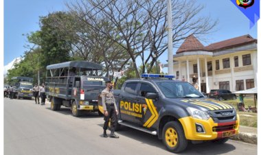 Jelang-Pendaftaran-Bapaslon,-Polres-Manggarai-Barat-Laksanakan-Patroli-Skala-Besar-serta-Cek-Keamanan-Kantor-KPU-dan-Bawaslu