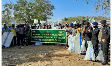TNI-dan-Polri-Bersama-Masyarakat-Bersihkan-Sampah-di-Pulau-Bajo