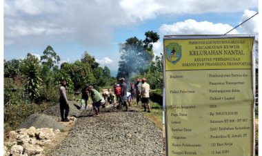 Pantau-Pembangunan-Jalan,-Bhabinkamtibmas-Polsek-Kuwus-Awasi-Dana-DAU-Tambahan