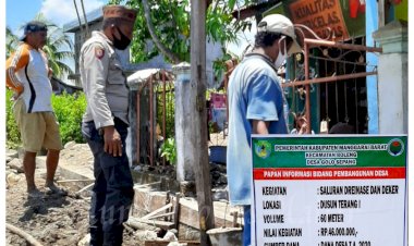 Peran-Aktif-Bhabinkamtibmas,-Monitoring-Pembangunan-Drainase-dan-Deker-di-Desa-Binaan