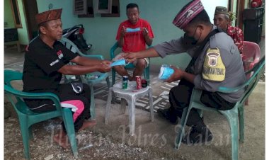 Bagikan-Masker,-Bhabinkamtibmas-Polsek-Komodo-Ajak-Warga-Cegah-Pandemik-Covid-19