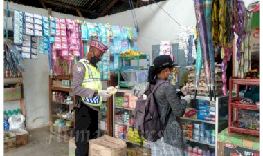 Bhabinkamtibmas-Dampingi Tim-POM-Tertibkan-Makanan,-Minuman-serta-Obat-Obatan-Kadaluarsa