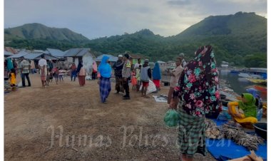 Sambangi-Pasar-Tradisional-Warloka,-Bhabinkamtibmas-Ajak-Warga-Jaga-Kamtibmas-Demi-Kesuksesan-Pilkada-Serentak-2020