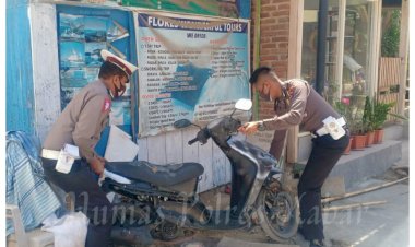 Sat-Lantas-Polres-Manggarai-Barat-Tertibkan-Pemotor-yang-Parkir-di-Trotoar