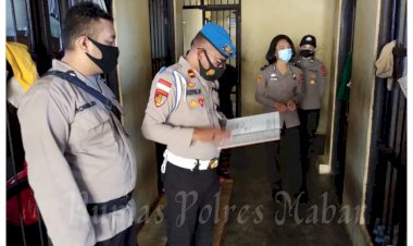 Pastikan-Keadaan-Tahanan,-Kasie-Propam-Polres-Manggarai-Barat-Cek-Langsung-Ruang-Tahanan