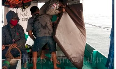 4-Jam-Terjang-Ombak-Besar,-Cerita-Bhabinkamtibmas-Bawa-Surat-Suara-ke-Pulau-Komodo