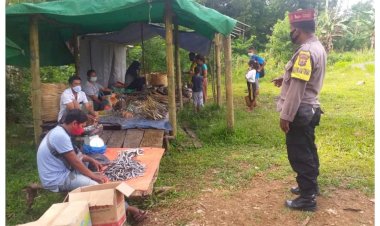 Sambangi-Pasar-Rakyat-Kampung-Tohong,-Bhabinkamtibmas-Berikan-imbauan-Terkait-Prokes-Covid-19