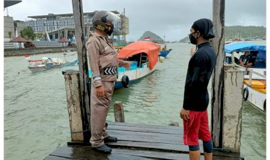 Waspada-Cuaca-Buruk,-Bhabinkamtibmas-Polsek-Komodo-Berikan-Imbauan-Kepada-Nelayan
