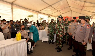 PANGLIMA-TNI-DAN-KAPOLRI-TINJAU-LANGSUNG-PELAKSANAAN-VAKSINASI-PRAJURIT-TNI-POLRI-DI-POLDA-KEPRI
