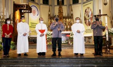 Kapolri-Kunjungi-Katedral-Jakarta,-Pastikan-Ibadah-Misa-Aman