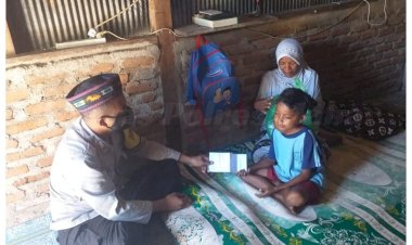 Wujud-Kepedulian,-Bhabinkamtibmas-Beri-Tali-Asih-Kepada-Penderita-Kanker-Ganas-di-Labuan-Bajo