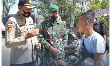 Sambut-Hari-Bhayangkara-ke-75,-TNI-Polri-Bagikan-Masker-Gratis-di-Labuan-Bajo