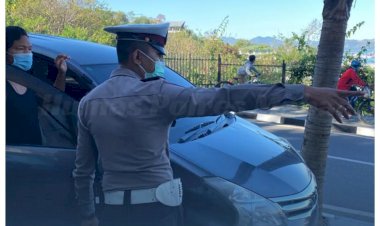 Satlantas-Polres-Manggarai-Barat-Tertibkan-Kendaraan-di-Trotoar-Depan-Mawar-Hotel-Labuan-Bajo