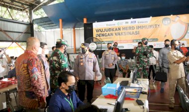 Panglima-TNI-dan-Kapolri-Tinjau-Vaksinasi-di-Pesantren-Minhaajurrosyidiin-Jaktim