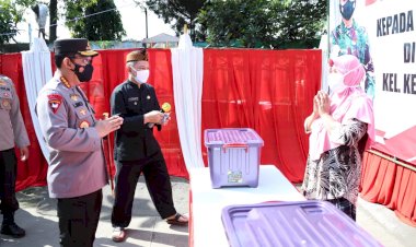 Kapolri-Sebar-Ribuan-Bansos-untuk-Warga-Terdampak-PPKM-Darurat-di-Bandung