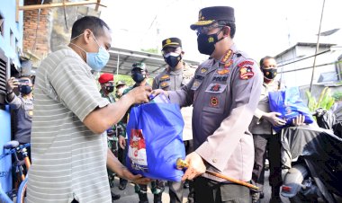 Panglima-TNI-dan-Kapolri-Sosialisasi-Vaksin-Keliling-dan-Serahkan-Langsung-Bansos-ke-Warga-Jakarta