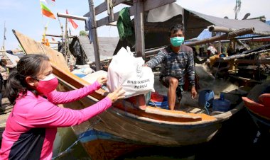 HKGB-Ke-69,-Ketum-Bhayangkari-Blusukan-Bagikan-Bansos-ke-Nelayan-Muara-Angke