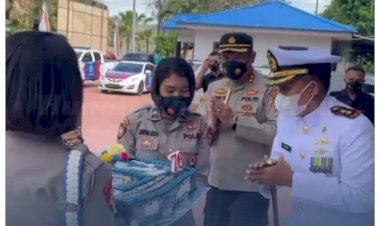 Hari-Jadi-Ke-76-TNI-AL,-Kapolres-Manggarai-Barat-Berikan-Kejutan-Untuk-Danlanal-Labuan-Bajo