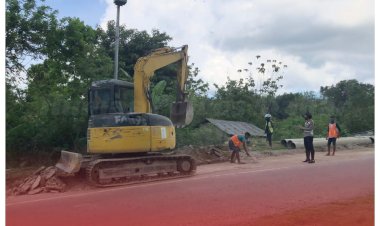 Satlantas-Polres-Mabar-Bersama-PT-ANK-Bersihkan-Tumpahan-Material-Dari-Truck-Pengaduk-Beton