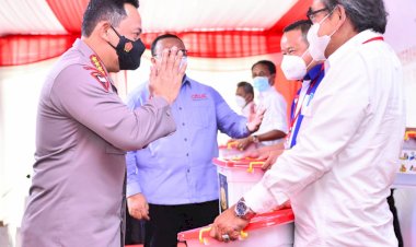 Bagikan-Ribuan-Sembako,-Kapolri-Titip-Pesan-Buruh-Tetap-Jaga-Prokes