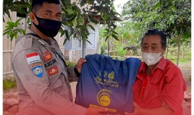 TNI–Polri-Peduli,-Bhabinkamtibmas-Polsek-Komodo-Bagikan-Sembako-Secara-Door-to-Door
